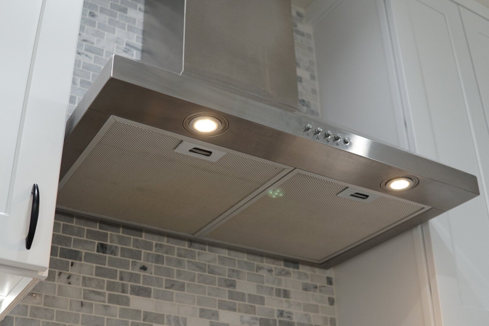 Kitchen hood and lighting seamlessly integrated with electrical automation, controlled via an app.